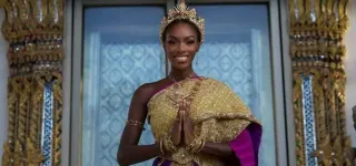 miss-univers-2025-olivia-yace-fait-honneur-au-drapeau-ivoirien-en-thailande