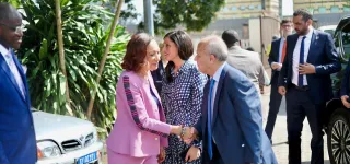 la-ministre-francaise-eleonore-caroit-et-lambassadeur-de-france-en-cote-divoire-decouvrent-la-nouvelle-museographie