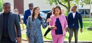 la-ministre-francaise-eleonore-caroit-et-lambassadeur-de-france-en-cote-divoire-decouvrent-la-nouvelle-museographie