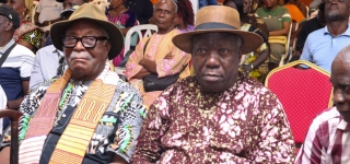 plusieurs-dons-de-vivres-et-non-vivres-remis-aux-artistes-par-le-gouvernement-pour-sceller-la-cohesion-nationale-et-le-vivre-ensemble