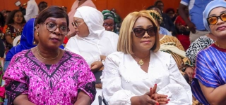 plusieurs-dons-de-vivres-et-non-vivres-remis-aux-artistes-par-le-gouvernement-pour-sceller-la-cohesion-nationale-et-le-vivre-ensemble