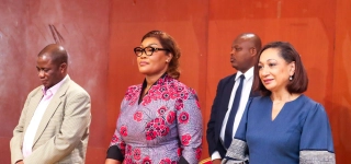 plusieurs-dons-de-vivres-et-non-vivres-remis-aux-artistes-par-le-gouvernement-pour-sceller-la-cohesion-nationale-et-le-vivre-ensemble