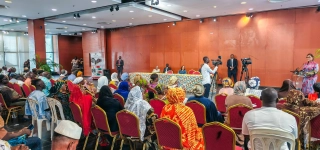 plusieurs-dons-de-vivres-et-non-vivres-remis-aux-artistes-par-le-gouvernement-pour-sceller-la-cohesion-nationale-et-le-vivre-ensemble