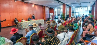 plusieurs-dons-de-vivres-et-non-vivres-remis-aux-artistes-par-le-gouvernement-pour-sceller-la-cohesion-nationale-et-le-vivre-ensemble