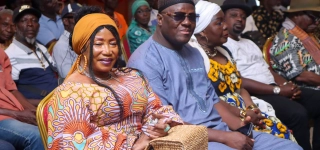 plusieurs-dons-de-vivres-et-non-vivres-remis-aux-artistes-par-le-gouvernement-pour-sceller-la-cohesion-nationale-et-le-vivre-ensemble