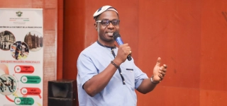 plusieurs-dons-de-vivres-et-non-vivres-remis-aux-artistes-par-le-gouvernement-pour-sceller-la-cohesion-nationale-et-le-vivre-ensemble