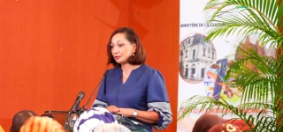 plusieurs-dons-de-vivres-et-non-vivres-remis-aux-artistes-par-le-gouvernement-pour-sceller-la-cohesion-nationale-et-le-vivre-ensemble