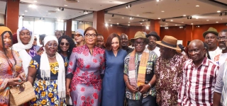 plusieurs-dons-de-vivres-et-non-vivres-remis-aux-artistes-par-le-gouvernement-pour-sceller-la-cohesion-nationale-et-le-vivre-ensemble