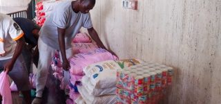 plusieurs-dons-de-vivres-et-non-vivres-remis-aux-artistes-par-le-gouvernement-pour-sceller-la-cohesion-nationale-et-le-vivre-ensemble