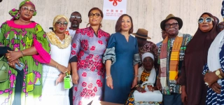 plusieurs-dons-de-vivres-et-non-vivres-remis-aux-artistes-par-le-gouvernement-pour-sceller-la-cohesion-nationale-et-le-vivre-ensemble