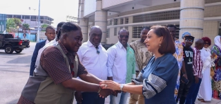 plusieurs-dons-de-vivres-et-non-vivres-remis-aux-artistes-par-le-gouvernement-pour-sceller-la-cohesion-nationale-et-le-vivre-ensemble