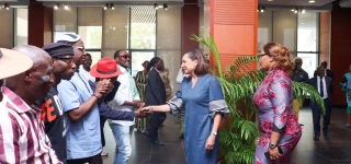 plusieurs-dons-de-vivres-et-non-vivres-remis-aux-artistes-par-le-gouvernement-pour-sceller-la-cohesion-nationale-et-le-vivre-ensemble