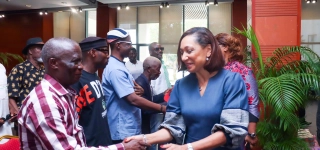 plusieurs-dons-de-vivres-et-non-vivres-remis-aux-artistes-par-le-gouvernement-pour-sceller-la-cohesion-nationale-et-le-vivre-ensemble