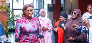 plusieurs-dons-de-vivres-et-non-vivres-remis-aux-artistes-par-le-gouvernement-pour-sceller-la-cohesion-nationale-et-le-vivre-ensemble