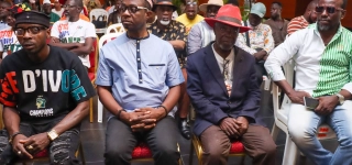 plusieurs-dons-de-vivres-et-non-vivres-remis-aux-artistes-par-le-gouvernement-pour-sceller-la-cohesion-nationale-et-le-vivre-ensemble