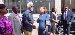 plusieurs-dons-de-vivres-et-non-vivres-remis-aux-artistes-par-le-gouvernement-pour-sceller-la-cohesion-nationale-et-le-vivre-ensemble