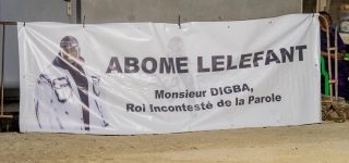 debut-des-presentations-de-condoleances-a-la-famille-dabome-lelephant-entre-recueillements-emotions-et-prieres
