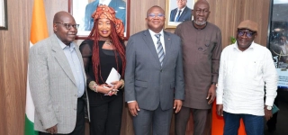 rencontre-entre-le-ministre-amadou-coulibaly-et-les-pionniers-du-secteur-de-laudiovisuel