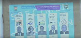presidentielle-2025-la-cei-remet-les-affiches-et-specimens-de-bulletins-de-vote-aux-representants-des-candidats
