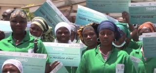 des-jeunes-recoivent-des-cheques-pour-entreprendre-des-activites-generatrices-de-revenus-et-renforcer-leur-autonomisation